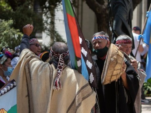 Parlamentarios piden modificar ley lafkenche tras conocerse financiamiento de Noruega a comunidades para frenar salmoneras en Chile