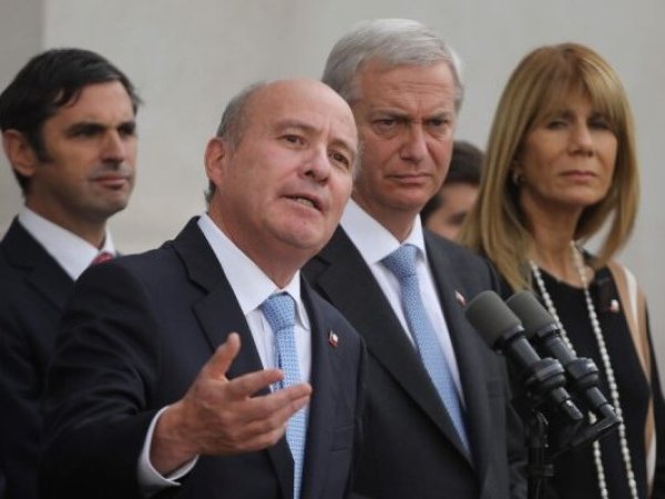 Ministro Quiroz defiende plan económico y apunta a estancamiento de más de una década